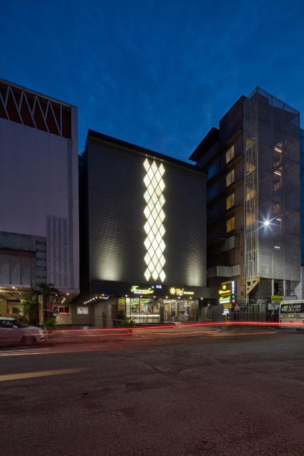 Hotel Sifat International Surat Eksteriør billede
