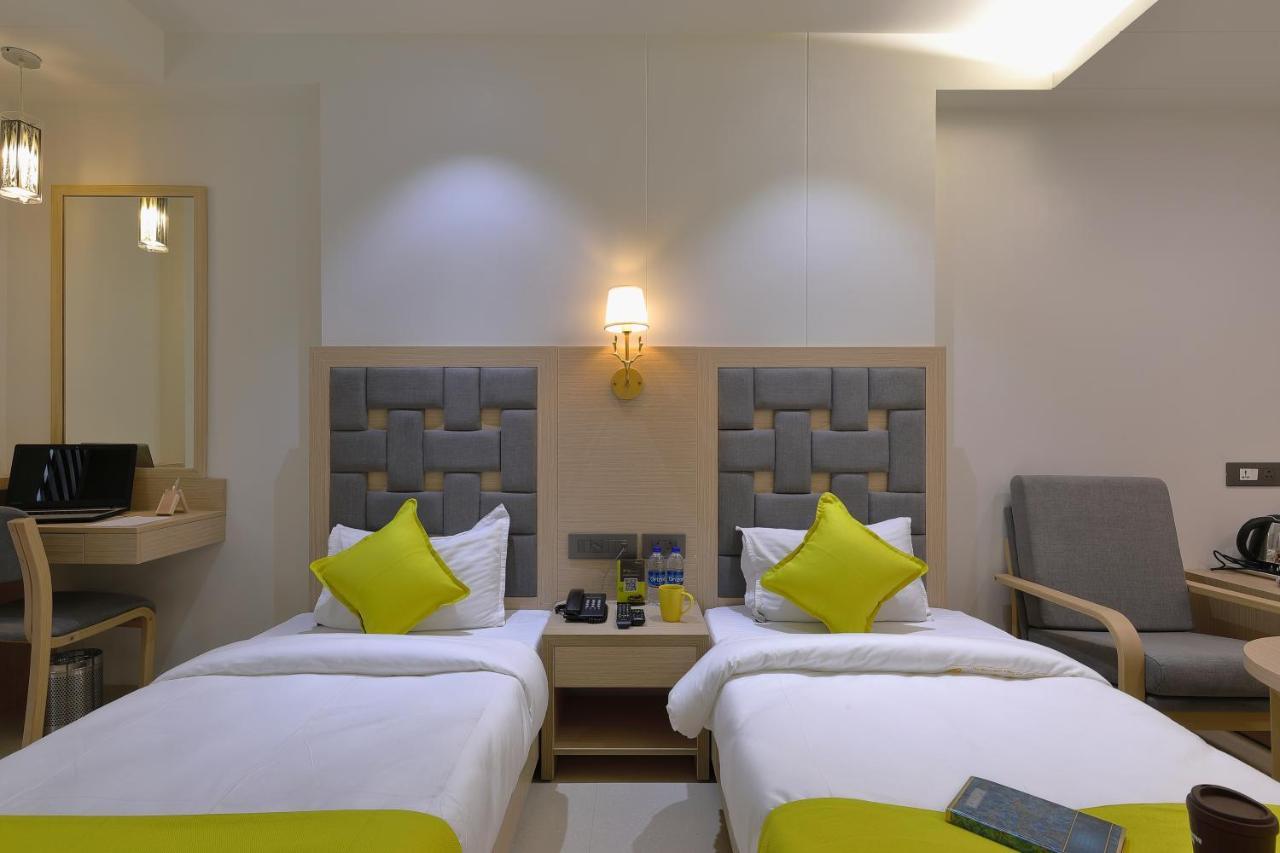 Hotel Sifat International Surat Eksteriør billede