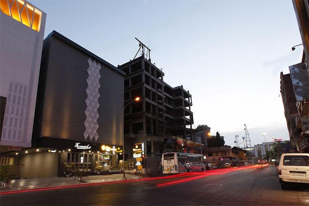 Hotel Sifat International Surat Eksteriør billede